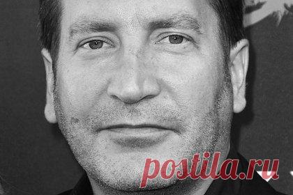 Умер актер из фильма «Пианист» Ронан Вайберт. Ушел из жизни актер Ронан Вайберт. Артист скончался в возрасте 58 лет. Причина его смерти не раскрывается. Известно, что перед кончиной актер некоторое время болел. Вайберт известен по проектам «Пианист», «Тень вампира», «Спасти мистера Бэнкса». Последним фильмом с его участием стал триллер «Снеговик» 2017 года.