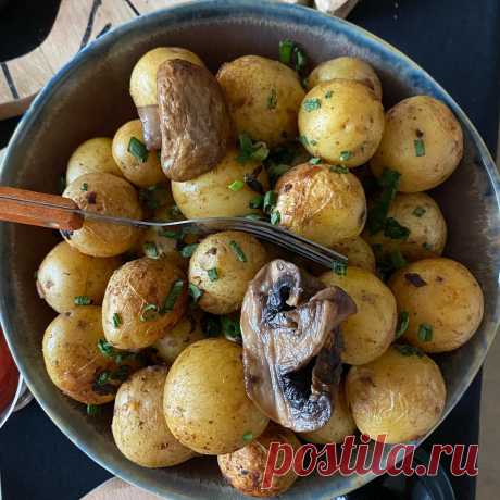 Целый картофель в духовке запеченный получается с хрустящей корочкой.