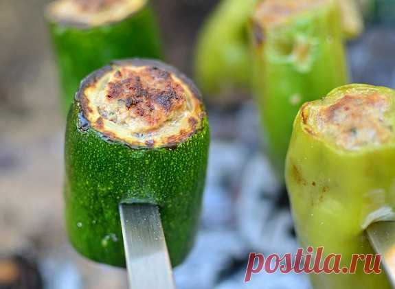 Шашлык из фаршированных овощей
Оригинальный рецепт вкуснейших шашлыков из фаршированных кабачков, сладкого перца и баклажанов.