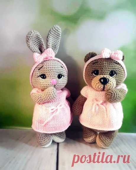 PDF Мишуля и Зайчуля в платьице крючком. FREE crochet pattern; Аmigurumi animal patterns. Амигуруми схемы и описания на русском. Вязаные игрушки и поделки своими руками #amimore - медведь, медвежонок, мишка с зайкой в платье, заяц, зайчик, зайчонок.