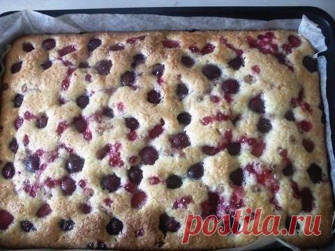 ЯГОДНЫЙ ПИРОГ БЫСТРЫЙ

Берем миску и выбиваем туда 1 яйцо , всыпаем 150 гр сахара, и взбиваем ложкой до белого цвета, добавляем 100 гр постного масла и опять взбиваем. Теперь добавляем 200 мл молока и еще раз взбиваем ложкой или венчиком. Всыпаем 300 гр муки и 1 ч л с горкой разрыхлителя. Хорошенько все вымешиваем, чтоб не было комочков. У меня на это уходит минут 5 в общей сложности, и выливаем тесто в тепшу (вот так красиво у нас называю пртвень!). Если форма силиконовая...