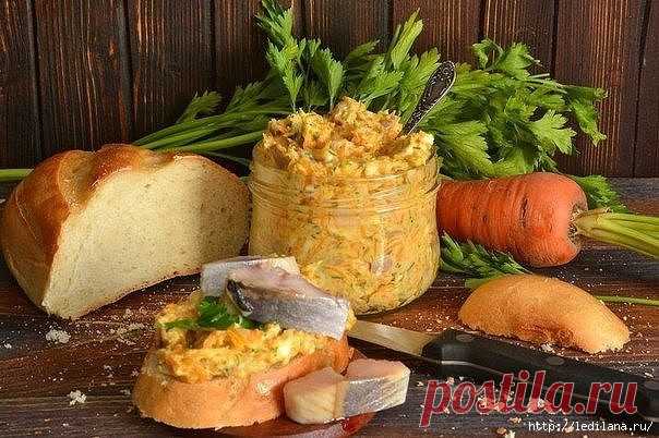 Вкусные паштеты для бутербродов 
Намазка для бутербродов из салаИнгредиенты:соленое сало ( можно брать свежее, но тогда его нужно выдержать сутки в морозилке) — 500гчеснок 5 зубчиковзелень ( по вкусу) у меня свежий тимьян , брала то…