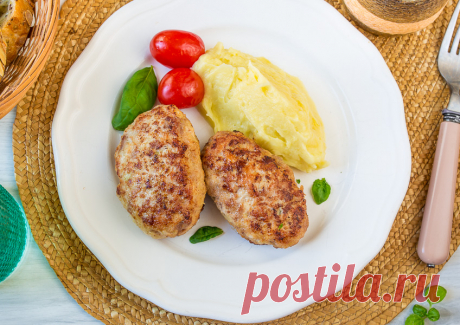 Куриные котлеты с капустой на Вкусном Блоге Вы просили простых рецептов – держите. Отличный рецепт котлет из куриного фарша – незамысловатый, бюджетный, с хорошим результатом. Эти сочные котлетки понравятся и взрослым и детям. Для фарша рекомендую брать филе грудок пополам с темным мясом с окорочков – так можно достигнуть максимальной сочности. Но если у вас в приоритете…