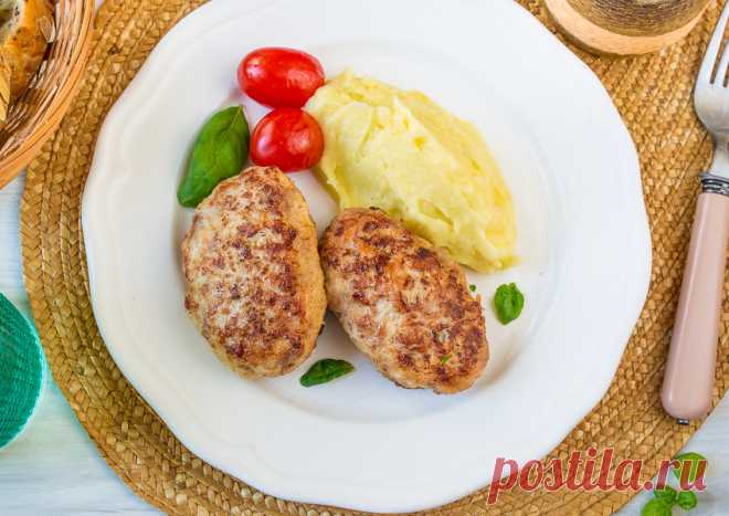 Куриные котлеты с капустой на Вкусном Блоге Вы просили простых рецептов – держите. Отличный рецепт котлет из куриного фарша – незамысловатый, бюджетный, с хорошим результатом. Эти сочные котлетки понравятся и взрослым и детям. Для фарша рекомендую брать филе грудок пополам с темным мясом с окорочков – так можно достигнуть максимальной сочности. Но если у вас в приоритете…