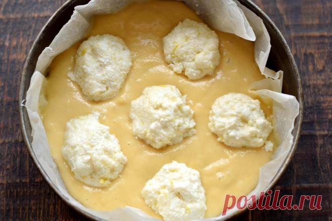 Если остатся стакан кефира и есть немного творога готовлю такой творожный пирог Простой рецепт очень вкусного пирога к чаю. Тесто готовится на кефирной основе достаточно быстро. Изюминкой пирога является творожная масса, которая выкладывается в тесто в виде крупных шариков. Благодаря творожным шарикам после выпечки блюдо смотрится оригинально и привлекательно. Пирог получается очень пышными, тесто мягкое, немного влажное, а сладкий творог просто идеально вписывается в нежную выпечку.