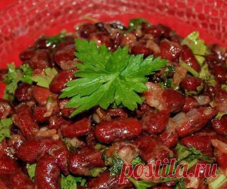 Острый салат из красной фасоли (по-грузински) ИНГРЕДИЕНТЫ фасоль красная сухая 1 стакан лук репчатый 1 шт чеснок 2 зубчика уксус 9% 1-2 ст.л. (по вкусу) кетчуп хмели-сунели кориандр зелень петрушки или кинзы ПРИГОТОВЛЕНИЕ Фасоль замочить на ночь в холодной воде и утром отварить до готовности, посолив незадолго до окончания варки. Отвар слить в отдельную кастрюльку, но не выливать. Лук очистить, мелко […]