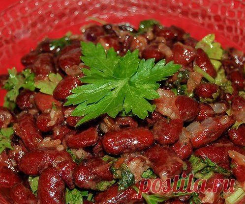 Острый салат из красной фасоли (по-грузински) ИНГРЕДИЕНТЫ фасоль красная сухая 1 стакан лук репчатый 1 шт чеснок 2 зубчика уксус 9% 1-2 ст.л. (по вкусу) кетчуп хмели-сунели кориандр зелень петрушки или кинзы ПРИГОТОВЛЕНИЕ Фасоль замочить на ночь в холодной воде и утром отварить до готовности, посолив незадолго до окончания варки. Отвар слить в отдельную кастрюльку, но не выливать. Лук очистить, мелко […]