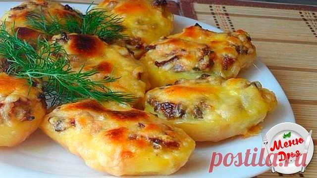 Запечённая картошка с грибами

Ингредиенты: 

● Картофель(заранее отварить)-4 шт.
● Грибы-200 гр.
● Лук репч.-2 шт.
● Майонез-2 стол.л.
● Сыр-100 гр.

Приготовление: 
1.Картофель разрезать на 2 половинки,сделать небольшие углубления .
2.Грибы обжарить с луком+майонез,специи.
3.Начинку выложить в лодочки из картофеля,сверху посыпать тёртым сыром.
4.Выпекать при 170*-15 мину