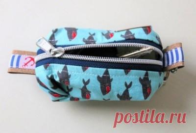 Простая ключница своими руками 
 
Хотите обзавестись удобной ключницей, которая будет только у Вас? Тогда сшейте её сами! Размер готового изделия без петель в длину - 13 см, в ширину - 7 см, в высоту - 5 см.