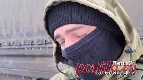 Умирающий кот держит за руку своих владельцев во время своей последней поездки к врачу .
С самого первого дня, когда Ваш неловкий новый питомец впервые заходит в дом, до последней поездки к ветеринару, все годы жизни вашего пушистого друга и вас наполнены безграничной любовью и радостью (и некоторым количеством какашек на полу). Один пользователь портала Reddit под псевдонимом abernha3 рассказал о горьком прощании со своим 15–летним котом Эндрю во время их последней поездки на автомобиле. 
Пол