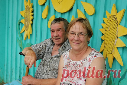 Супруги из Свердловской области получили знак отличия на 50-летие брака. Супружескую пару поздравили с 50-летней годовщиной брака в честь Дня пенсионера в Свердловской области. Жители города Серов Надежда и Сергей Усс получили государственный знак отличия под названием «Совет да любовь». Отмечается, что такую награду получают люди, которые непрерывно состоят в браке более 50 лет.