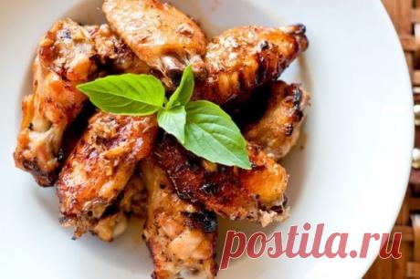 КУРИЦА В МАРИНАДЕ ПО - ГРЕЧЕСКИ                                                          Ингредиенты:
Курица (ножки, крылышки, пульки) – 2 кг
Йогурт (без ароматизаторов) – 1 стакан
Лимон (средний) – 1 шт
Оливковое масло – 2 ст.л.
Орегано сухое – 1/2 ст.л.
Перец черный молотый – по вкусу
Петрушка свежая – 1/4 пучка
Соль – 1/2 ч.л.
Чеснок – 2 зубчика
Рецепт приготовления курицы в маринаде по-гречески:
Сперва смешайте йогурт, оливковое масло, давленный чеснок, орегано, соль и черный перец. Добавьт