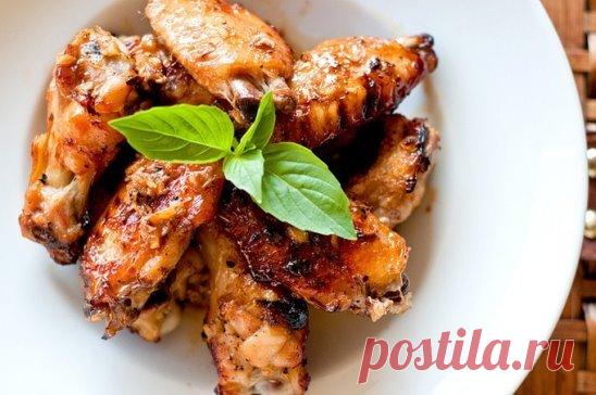 КУРИЦА В МАРИНАДЕ ПО - ГРЕЧЕСКИ                                                          Ингредиенты:
Курица (ножки, крылышки, пульки) – 2 кг
Йогурт (без ароматизаторов) – 1 стакан
Лимон (средний) – 1 шт
Оливковое масло – 2 ст.л.
Орегано сухое – 1/2 ст.л.
Перец черный молотый – по вкусу
Петрушка свежая – 1/4 пучка
Соль – 1/2 ч.л.
Чеснок – 2 зубчика
Рецепт приготовления курицы в маринаде по-гречески:
Сперва смешайте йогурт, оливковое масло, давленный чеснок, орегано, соль и черный перец. Добавьт