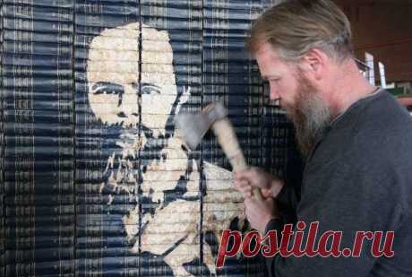 Умелец вырубает топором портрет Фёдора Михайловича Достоевского на... полном сборнике томов Владимира Ильича Ленина. / История цивилизаций!