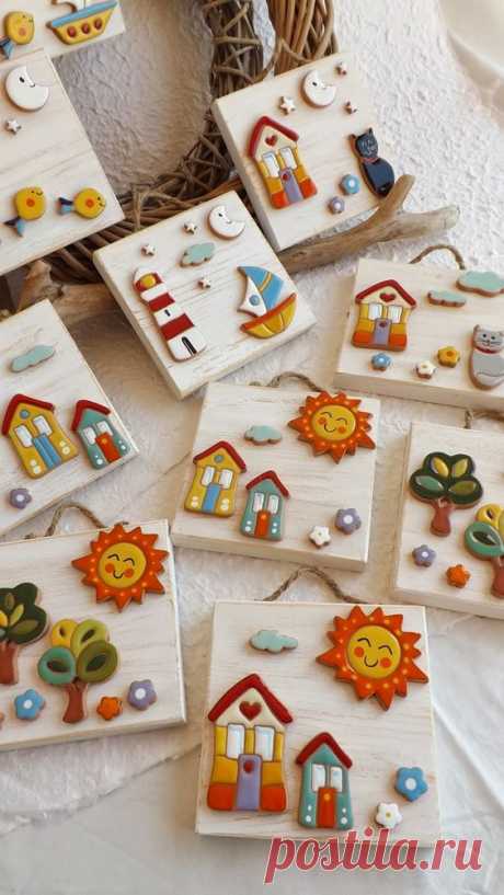 Per tutti gli amanti dei colori e dell'allegria. Questi quadretti con case, sole, gatti, fari, barche, sono l'ideale per un regalo o per una bomboniera davvero originale!