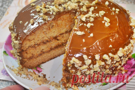 Торт «Аленка» со сгущенкой в мультиварке - Вкусный день Торт «Аленка» (и в мультиварке, и в духовке) готовится очень просто, всегда получается пышным, рыхлым, ну и, конечно, очень вкусным. Продукты все приемлемые. Кроме того, такой торт готовить очень удобно в том плане, что не нужно варить крем, а просто воспользоваться уже готовой вареной сгущенкой. Правда, ее можно смешать со сливочным маслом (но я так