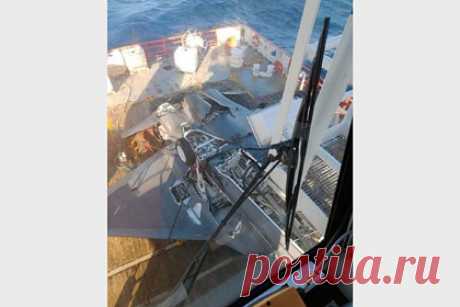 Появился снимок упавшего в море F-35. В сети появились первые снимки палубного истребителя F-35B, который подняли со дна Средиземного моря. На фотографию обратил внимание канал ChDambiev в Telegram. Самолет подняли с выпущенным шасси. Ранее стало известно, что причиной аварии стал дождевик, попавший в воздухозаборник самолета.