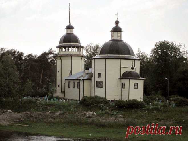 ХРАМЫ САНКТ-ПЕТЕРБУРГА И ЛЕНИНГРАДСКОЙ ОБЛАСТИ построена до 1563, сожжена шведами в 1581, возобновлена около 1582. Новая деревянная церковь с отдельно стоящей колокольней построена в 1630. От первоначальной постройки уцелел основной десятигранный сруб на подклете  Церковь Воскресения Христова в поселке Важины