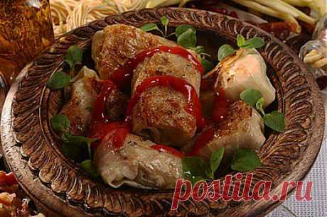Постные голубцы с рисово-грибной начинкой и томатным соусом..