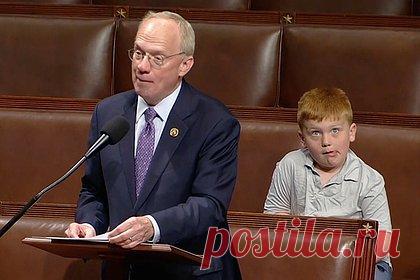 Сын американского конгрессмена затмил отца гримасами во время его выступления