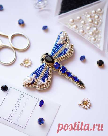 Яркая, сразу заметная стрекоза 😻 Новый синий цвет Swarovski Majestic Blue, по словам Swarovski это самый синий цвет который когда либо удавалось создать 💙Он шикарный 💙❣️ #jewelrydesigner #accessories #accesoriesdesigner #handmadejewelry #latvianhandmade #maanajewellery #maana #jewellery #jewelleryofwishes #brooch #fashion  #beaded #beadwork #beadedbrooch #beadedjewelry #swarovski #embroidery  #embroiderydesigns #broša #handmadebijoux #брошь #jewelrytrends #buyhandmade #...
