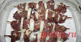 Румяный шашлык из куриной печени: настолько сочный и мягкий, что напоминает паштет! Такое угощение не в каждом доме подают.