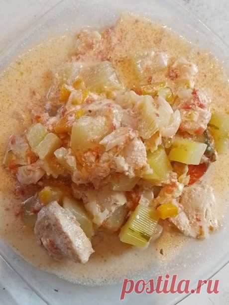 Овощное рагу с куриной грудкой.

Летнее и очень вкусное блюдо!
Ингредиенты:
Куриная грудка 400 г.
Кабачок 1 средненький.
Капуста 1/4 кочана.
Помидоры 4-5 шт.
Морковь 2 шт.
Лук 1 крупная головка.
Сметана 3 ст.л.
Соль, перец по вкусу.
Масло растительное для обжарки мяса.

Приготовление