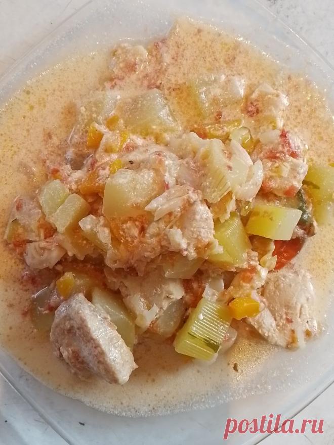Овощное рагу с куриной грудкой.

Летнее и очень вкусное блюдо!
Ингредиенты:
Куриная грудка 400 г.
Кабачок 1 средненький.
Капуста 1/4 кочана.
Помидоры 4-5 шт.
Морковь 2 шт.
Лук 1 крупная головка.
Сметана 3 ст.л.
Соль, перец по вкусу.
Масло растительное для обжарки мяса.

Приготовление