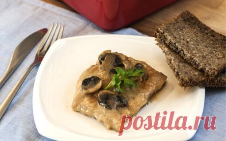 Карп, запеченный с грибами
Отличный рецепт приготовления филе речной рыбы, запеченное с грибами в сливочным соусе.