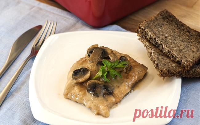 Карп, запеченный с грибами
Отличный рецепт приготовления филе речной рыбы, запеченное с грибами в сливочным соусе.