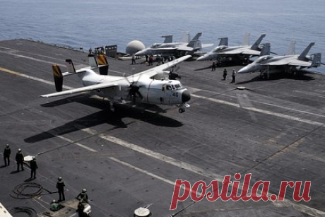 ВМС США вернулись к эксплуатации устаревших «Борзых». Военно-морские силы США вернулись к эксплуатации устаревших палубных транспортных самолетов C-2A Greyhound из-за приостановки эксплуатации конвертопланов Osprey, сообщает Breaking Defense. На вооружении 40-й эскадрильи материально-технического обеспечения флота США находится 15 самолетов C-2.