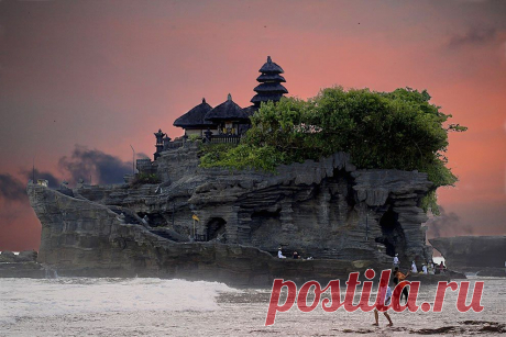 Храм в море, Бали: Пура Танах Лот — действующий индуистский храм, одна из основных достопримечательностей Бали, популярное туристическое место и культурный символ Индонезии. &quot;Танах Лот&quot; на балийском языке означает «Земля в море». C сушей храм связан узким перешейком, пройти по которому можно только во время отлива. Только верующие люди могут подняться на лестницу, вырезанные в скале, и войти в храм. Туристы могут побывать только в нижней части скалы