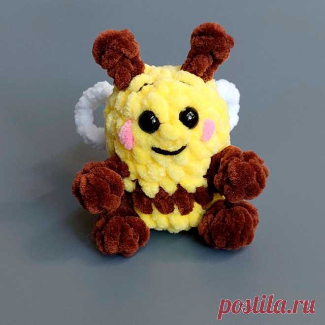 PDF Пчёлка Жужа крючком. FREE crochet pattern; Аmigurumi toy patterns. Амигуруми схемы и описания на русском. Вязаные игрушки и поделки своими руками #amimore - плюшевая пчела, маленькая пчелка из плюшевой пряжи, пчелёнок.