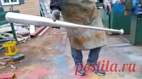 Как сделать бейсбольную биту из круглой трубы Сделать металлическую бейсбольную биту для личного пользования можно из куска круглой трубы. Для работы потребуется сварочный аппарат и болгарка. Ну и