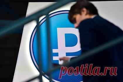 Эксперт рассказал о курсе рубля на Новый год. Закупка валюты в резерв сделала рубль менее зависим от цен на нефть. Это заметно по ситуации 2018 года, когда, несмотря на падение нефтяных цен, рубль оставался стабильным. Эксперт полагает, что к падению курса могут привести лишь такие серьезные потрясения, как пандемия или падение цен нефтяных фьючерсов ниже нуля.