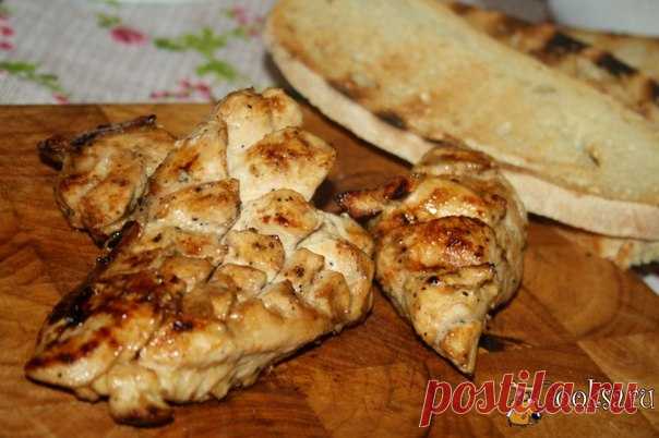 Курица-терияки на решетке на мангале Курица-терияки на решетке на мангале - это настоящее удовольствие! Куриное филе получается румяным, очень ароматным и сочным! Обязательно попробуйте приготовить такую курицу, тем более, сезон шашлыков уже в полном разгаре! Блюдо понравится женской половине особенно, так как оно еще и гораздо диетичнее привычных шашлыков из свинины, а по вкусу не уступает ;)