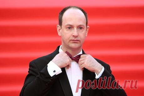 Актер сериала «Кухня» Никита Тарасов стал жертвой мошенников. Актер Никита Тарасов, сыгравший в сериале «Кухня», стал жертвой мошенников, которые оформили на него микрозаем. На имя артиста оформили несколько кредитов из-за того, что в каршеринговой компании, услугами которой он воспользовался, произошла утечка информации и мошенники получили доступ к паспортным данным Тарасова.