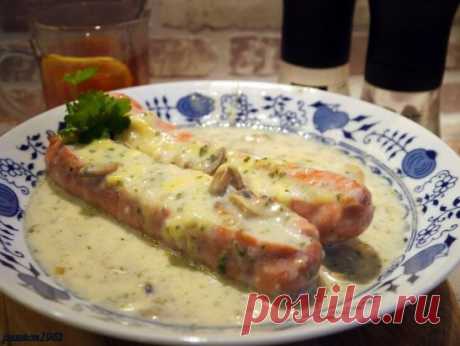 ЗАКУСКИ: мясные
Сардельки в молочном соусе
********************************
Ингредиенты:
6 шт. сарделек в натуральной оболочке
500 мл молока
200 г шампиньонов
1-2 луковицы
150 г твердого сыра
40 г сливочного масла
2 ст.л. муки
пучок петрушки
соль, молотый перец по вкусу
Способ приготовления:
Вы любите сардельки? А сардельки с сыром? Если да, то тогда этот рецепт для вас.
Сардельки надрезать вдоль примерно до середины.
В кастрюле довести до кипения молоко.
В молоко положить надрезанные сардель