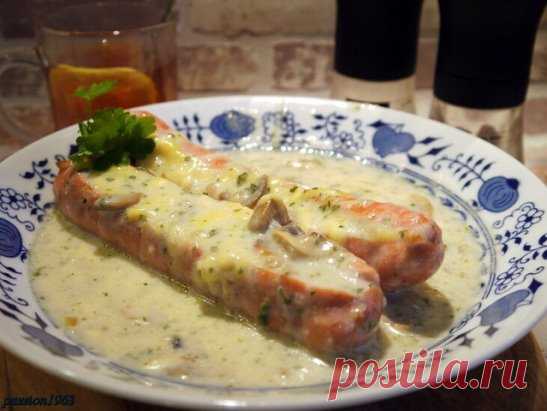 ЗАКУСКИ: мясные
Сардельки в молочном соусе
********************************
Ингредиенты:
6 шт. сарделек в натуральной оболочке
500 мл молока
200 г шампиньонов
1-2 луковицы
150 г твердого сыра
40 г сливочного масла
2 ст.л. муки
пучок петрушки
соль, молотый перец по вкусу
Способ приготовления:
Вы любите сардельки? А сардельки с сыром? Если да, то тогда этот рецепт для вас.
Сардельки надрезать вдоль примерно до середины.
В кастрюле довести до кипения молоко.
В молоко положить надрезанные сардель