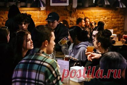 В первую ночь локдауна в Москве избили полицейского в баре во время проверки. В московском баре «Опыт» на Арбате избили полицейского, который пришел проверять работу заведения во время локдауна. В полночь бар должен был прекратить работу, однако вечеринка в заведении продолжалась, поэтому туда наведался полицейский из ближайшего отдела МВД. Между правоохранителем и барменом завязался спор.