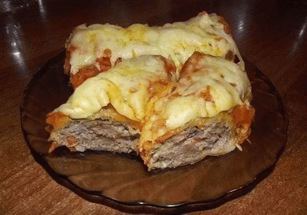Бесподобные рулетики из лаваша с мясом
Надо взять:
лаваш (тонкий армянский) - 1 шт.
фарш мясной - 400 г
яйца куриные - 1 шт.
лук - 2 шт.
перец болгарский - 1 шт.
морковь - 1 шт.
сыр - 200 г
томатная паста - 2 ст.л.
майонез - по вкусу
соль - по вкусу
перец черный - по вкусу
зелень
масло подсолнечное - для жарки
Приготовление:
Болгарский перец нарезать кубиками. Лук мелко покрошить. В фарш добавить яйцо, 1/2 часть лука, болгарский перец, измельченную зелень, посолить и поперчить. Тщательно вымес