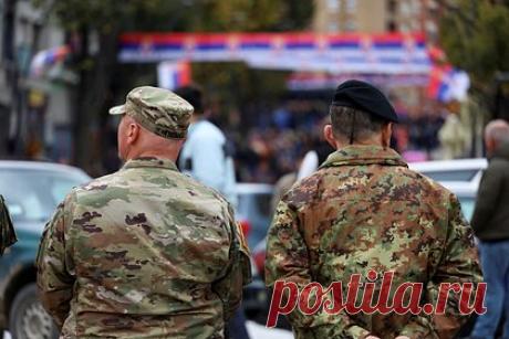 Неизвестные в Косово бросили бутылку с зажигательной смесью в дом сербской семьи. Неизвестные в косовском муниципалитете Грачаница бросили бутылку с зажигательной смесью в дом сербской семьи. Об этом сообщил новостной портал Kosovo Online. Толпа молодых албанцев бросила коктейль Молотова в дом, где проживает семья сербов. Глава семейства, его беременная жена и трехлетняя дочь не пострадали.