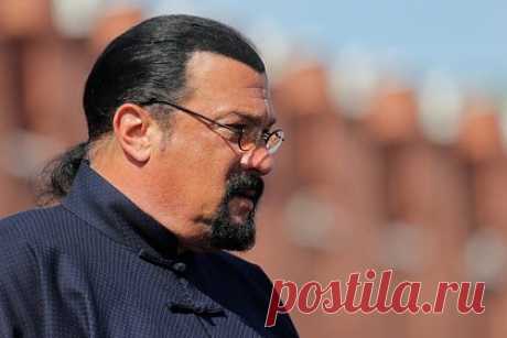 Стивен Сигал построит на Рублевке центр единоборств вместо детской больницы. Американский киноактер с российским гражданством Стивен Сигал имеет 26-процентную долю в подмосковной фирме «Горки холдинг компани», которая получила участок земли в Одинцовском районе. Там должны были построить детский онкологический центр, но в итоге участок перешел фирме Сигала для постройки центра единоборств.