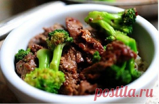 Не знаете что приготовить из говядины?!
10 рецептов диетических блюд из говядины, разнообразны и вкусны, а главное с пользой для фигуры и здоровья!

Сохрани себе на стену!

1. Постная говядина в соевом соусе
на 100грамм - 127.05 ккал, Б/Ж/У - 9.98/7.11/5.86

Ингредиенты:
Говядина постная 400 г
Чеснок 3 зубчика
Соус соевый 3 столовые ложки
Перец чили 1 штука
Имбирь 1 головка
Зеленая стручковая фасоль (можно замороженную) 300 г
Соль, перец по вкусу по вкусу
Оливковое масло

...