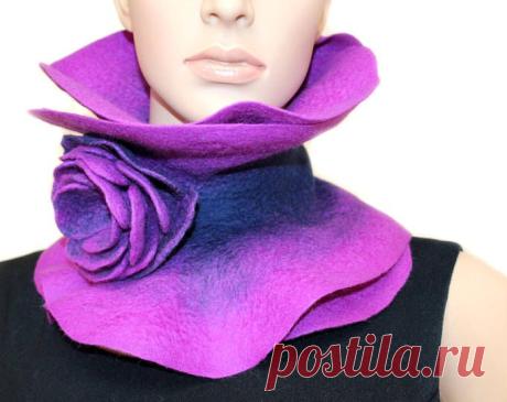 Bufanda de fieltro hecho a mano púrpura collar Broche arte vestible bufanda cuello calentador broche fieltro y azul y púrpura púrpura flor listo para enviar