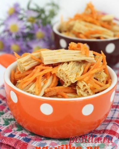 Соевая спаржа с морковью по-корейски