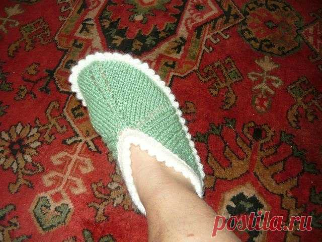 Уютные следочки спицами