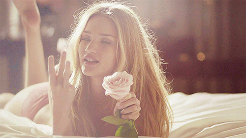 Как хорошо выглядеть с утра: главные правила красоты. Жизнь в большом городе и сумасшедший ритм жизни всегда отражаются на нашем лице. Но если мы будем правильно за собой ухаживать, то сможем продлить молодость и красоту кожи. Необходимо понимать, что вечерний ритуал по уходу за кожей лица очень важен и прямо влияет на наш внешний вид с утра. Для того чтобы блистать вечером и выглядеть свежо утром, необходимо соблюдать несколько простых правил