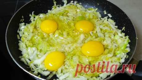 Я готовлю эту капусту с яйцами на завтрак каждый день, это очень вкусно и просто! Простой рецепт. - капуста белокочанная 300 г.- сок половины лимона.- 1 ст. л. винного уксуса + 1 ч. л. сахара.- соль + черный молотый перец.- луковица.- оливковое масло.- обжаривать 2 минуты.- сладкий красный перец.- помидор.- соль + черный молотый перец.- паприка.- семена кунжута.- обжаривать 3-4...