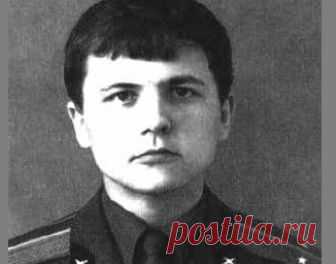 Как писатель Виктор Суворов предал Родину Виктор Суворов – довольно неординарная личность, вызывающая совершенно противоречивые эмоции. Военный командир, офицер СА, сотрудник военной разведки, резидент ГРУ и писатель прославился отнюдь не бла…